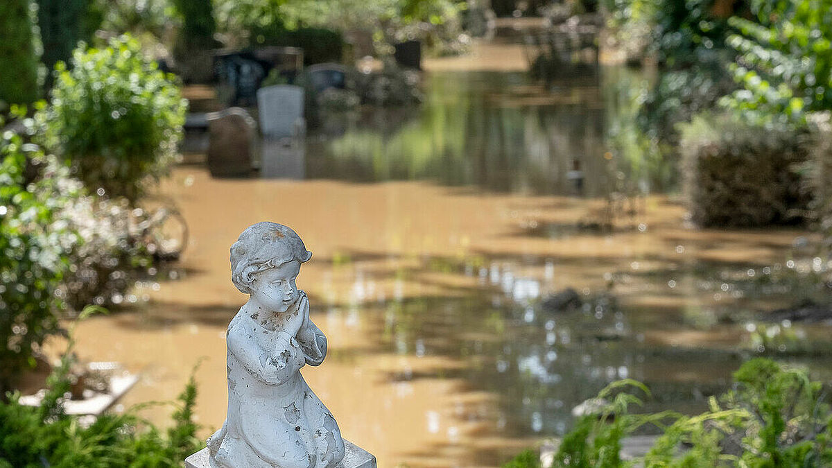 Durch die verheerenden Überschwemmungen im Westen Deutschlands überfluteter Friedhof in Erftstadt-Liblar, Nordrhein-Westfalen (17.7.2021).