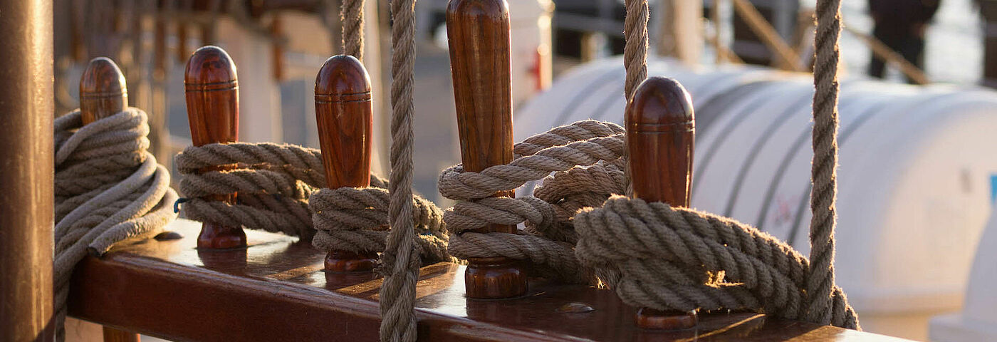 Verknotete Taue auf dem Nordkirchenschiff.