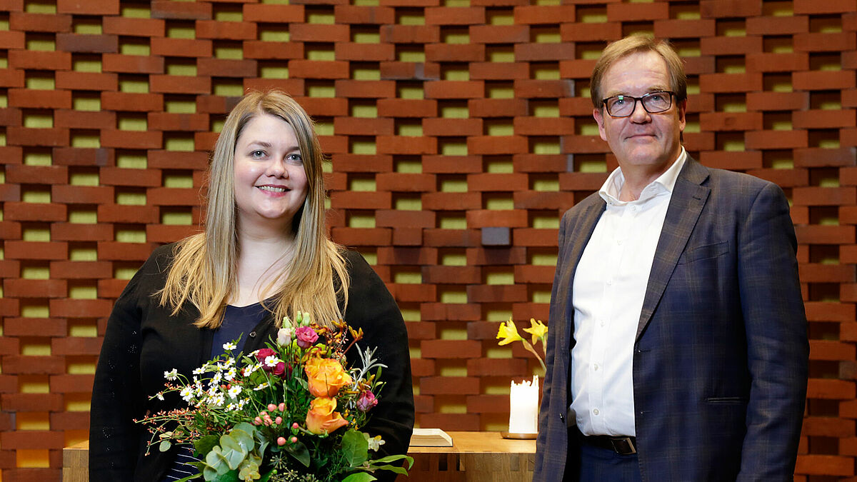 Das Ökumenisches Forum HafenCity hat mit Pastorin Maximiliane Kedaj (links) eine neue Geistliche Leitung gewählt. Stephan Dreyer (60), Sprecher des Vorstands im Ökumenischen Forum, gratulierte. Die Wahl hatte online in einer digitalen Mitgliederversammlung stattgefunden.