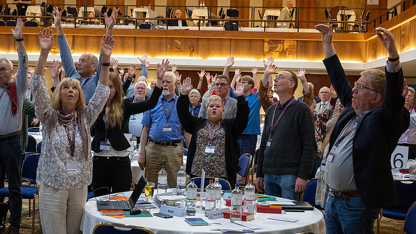 Die Synodalen nehmen beim Lied "Gottes Liebe ist so wunderbar" viel Schwung mit in den anstehenden Thementag.