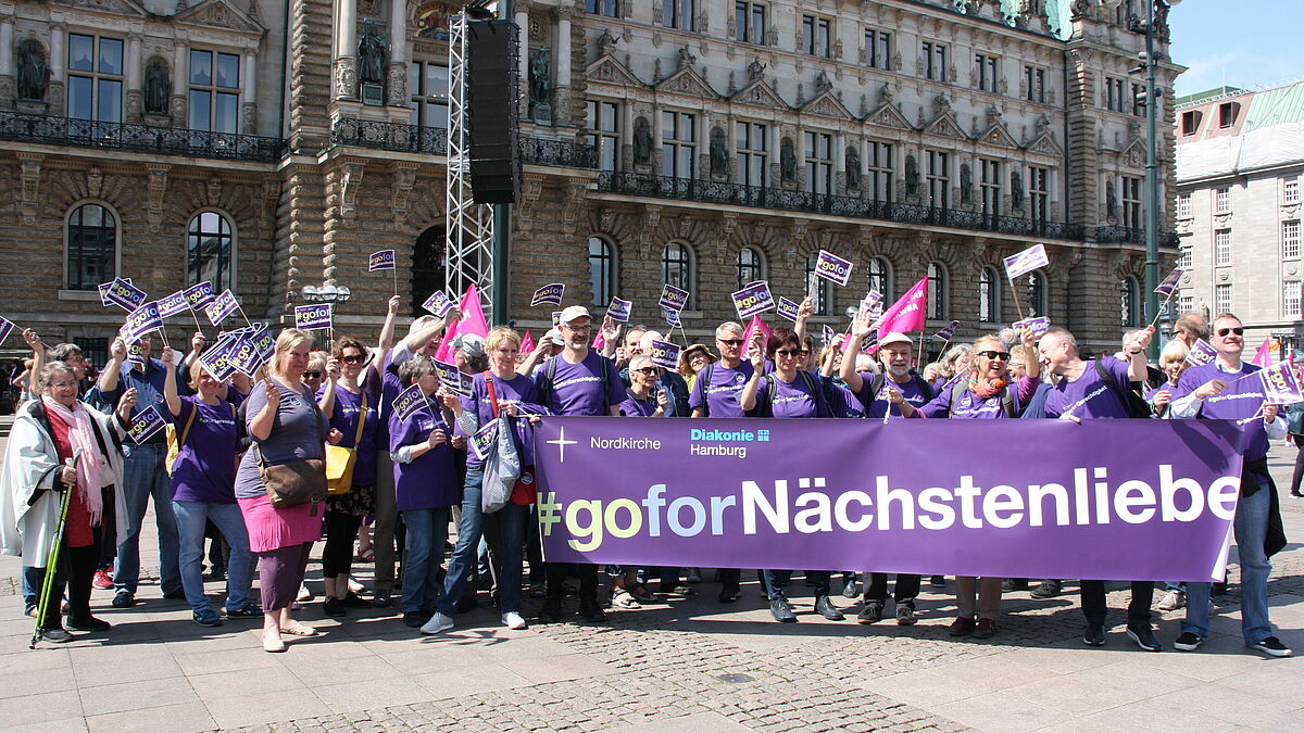 Mehrere Tausend Menschen haben am Sonntag in Hamburg für Europa und gegen Nationalismus demonstriert - mit dabei waren auch Vertreter der Nordkirche und Diakonie