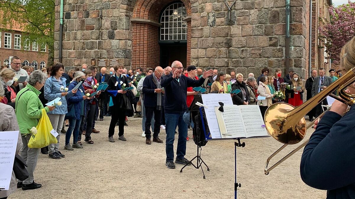 Posaunen spielen vor der St. Lorenzkirche. 