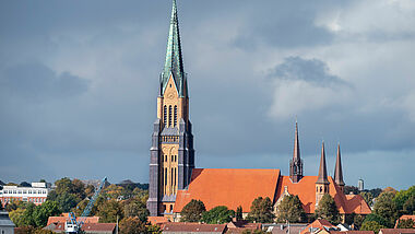 Der Schleswiger St. Petri-Dom am Ufer der Schlei.