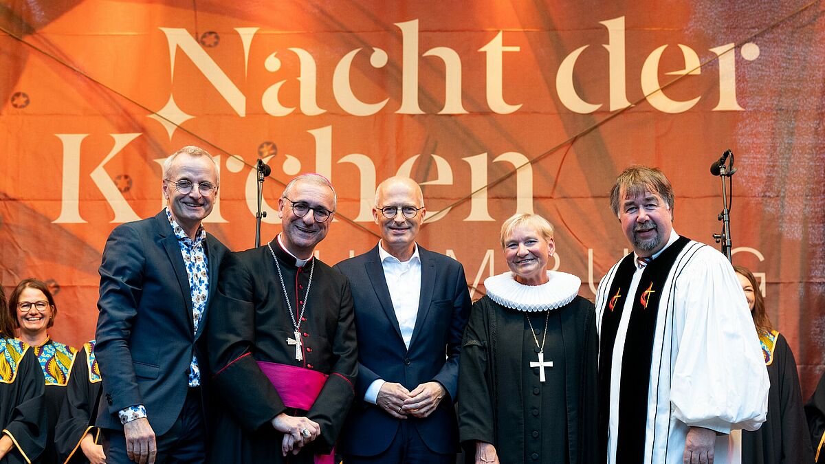 Hamburgs Erster Bürgermeister Peter Tschentscher (Mitte) kam zur Eröffnung der Nacht der Kirchen 2023. Mit ihm auf der Bühne an der Mönckebergstraße stehen Bischöfin Kirsten Fehrs, Erzbischof Stefan Heße (2. von links), Pastor Uwe Onnen (rechts) und Propst Martin Vetter.