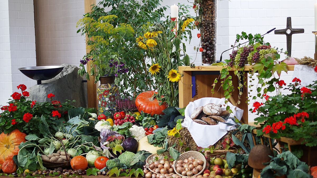 Zu Erntedank geschmückter Altar in der Kirche