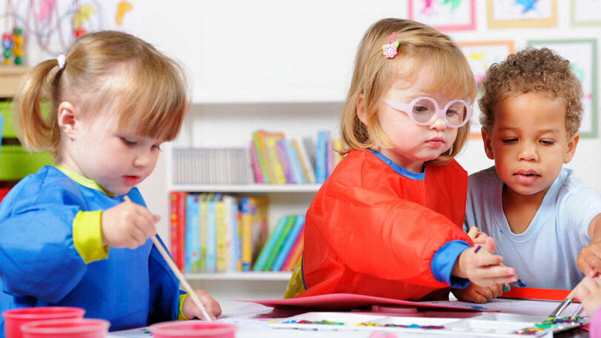 Kinder malen im Kindergarten