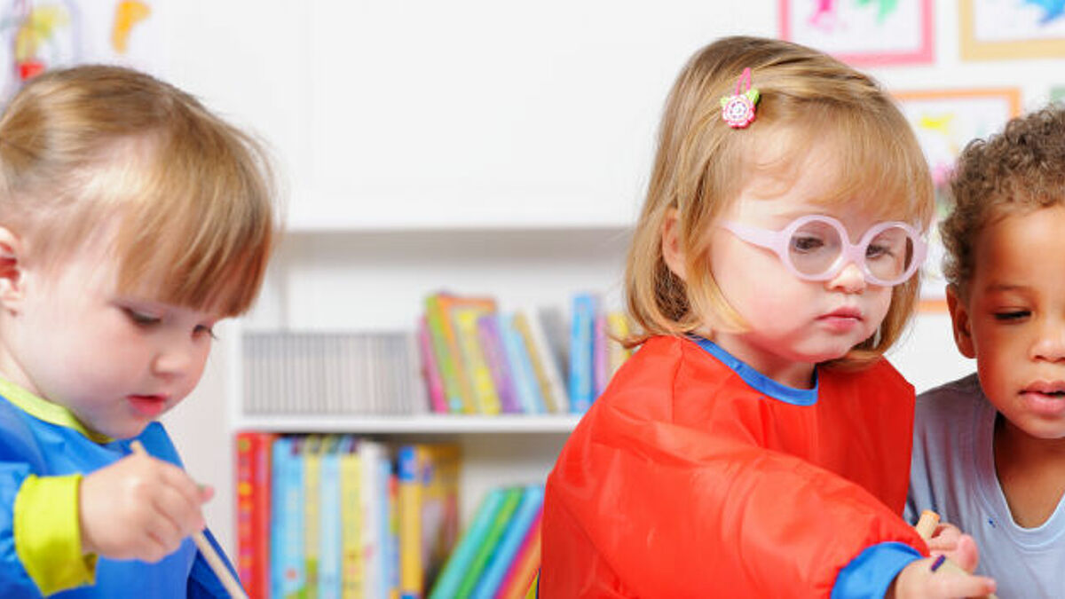 Kinder und Eltern sind am Limit. Doch vor der Öffnung der Kitas muss es ein Schutzkonzept für die Beschäftigten geben, sagen Diakonie und VEK. 