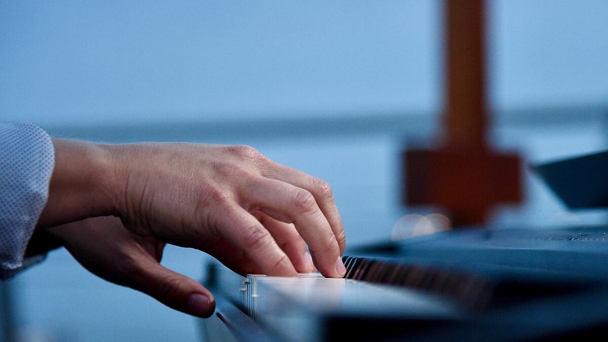 Musikliebhaber aufgepasst: In der Waldkirche am Timmendorf Strand zeigen zwei Nachwuchskünstler ihr Können. 