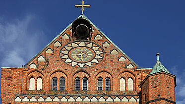 Münster Bad Doberan, Giebel der Westseite, Mecklenburg-Vorpommern. Im späten 13. Jahrhundert erbaute hochgotische Kirche des ehemaligen Zisterzienserklosters. Das Münster gilt als die Perle der norddeutschen Backsteingotik. Der Giebel der Westseite des Münsters von Bad Doberan