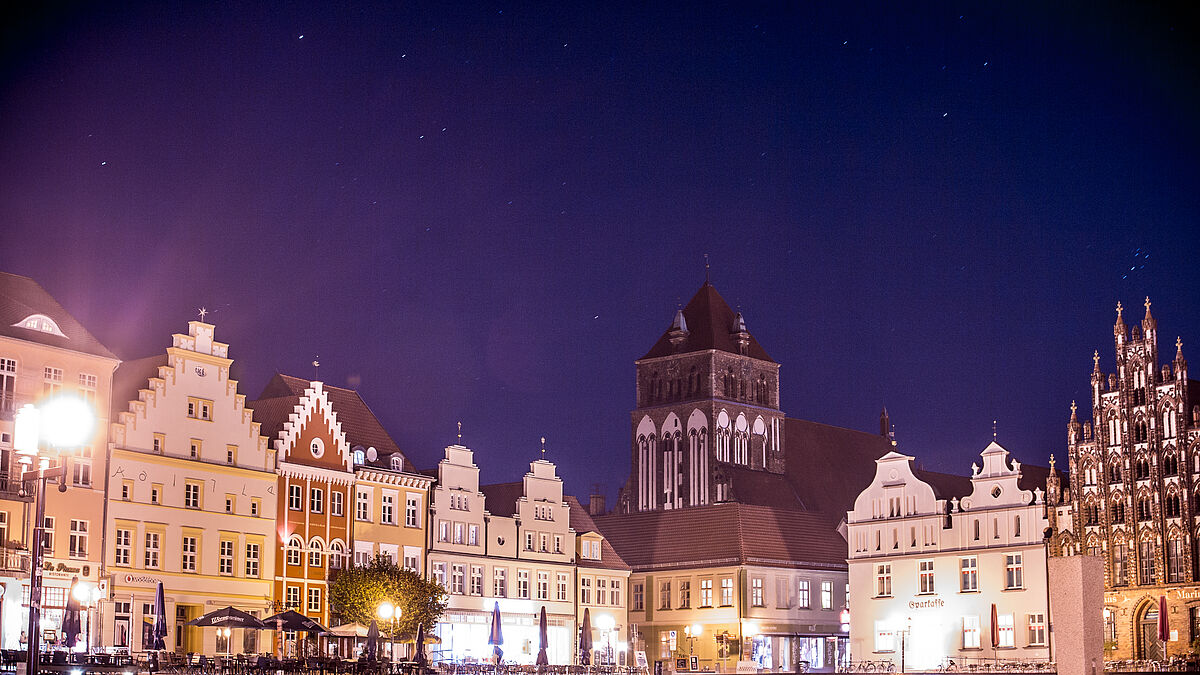 Im Zentrum der Altstadt, in direkter Nachbarschaft zum Greifswalder Marktplatz, befindet sich der Ort des ehemaligen Betsaals der Greifswalder jüdischen Gemeinde. 