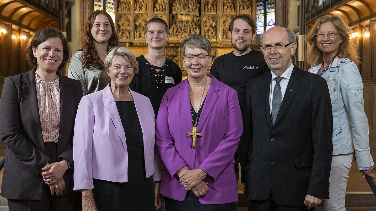 Die Mitwirkenden am Sommerempfang der Nordkirche
Vorne: Landtagspräsidentin Kristina Herbst, Präses Ulrike Hillmann, Landesbischöfin Kristina Kühnbaum Schmidt, Bischof Gothart Magaard, Hinten: Clara Brandt, Hannah Ladouceur, Moritz Dietzsch, Merle Fromberg
