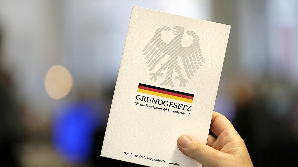 Am 23. Mai 1949, wurde das Grundgesetz für die Bundesrepublik Deutschland feierlich verkündet und trat mit Ablauf des Tages in Kraft. Damit war die Bundesrepublik Deutschland gegründet. Artikel 1, Absatz 1 lautet: "Die Würde des Menschen ist unantastbar. Sie zu achten und zu schützen ist Verpflichtung aller staatlichen Gewalt." Von diesem Grundrecht abgeleitet sind die zentralen Prinzipien Rechtsstaatlichkeit, Demokratie und sozialstaatliche Verfasstheit.
