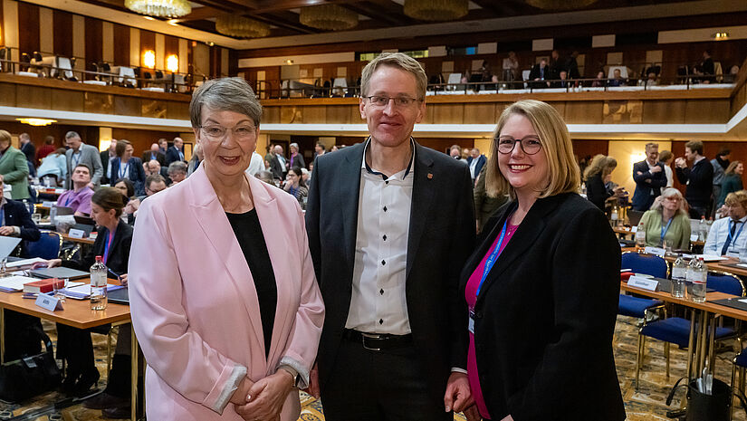 Landesbischöfin Kristina Kühnbaum-Schmidt (links) mit dem schleswig-holsteinischen Ministerpräsidenten Daniel Günther und Präses Anja Fährmann.