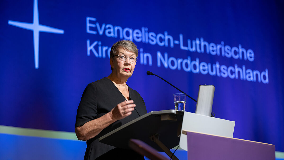 Landesbischöfin Kristina Kühnbaum-Schmidt während ihres Berichtes auf der Landessynode im Maritim Hotel Travemünde. Foto: Tim Riediger 