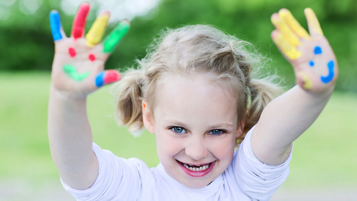 Sie hat gut Lachen: In kirchlichen Kitas werden Kinder weiterhin betreut