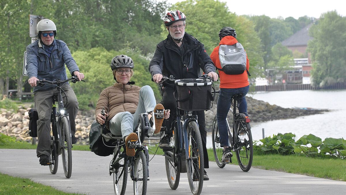 Nach dem Gottesdiens: Die Bischöfin (Mitte) bei der Fahrradtour mit dem Allgemeinen Deutschen Fahrrad Club (ADFC) in Flensburg. 