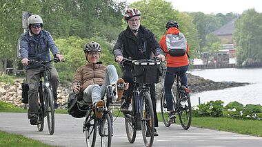 Nach dem Gottesdiens: Die Bischöfin (Mitte) bei der Fahrradtour mit dem Allgemeinen Deutschen Fahrrad Club (ADFC) in Flensburg. 