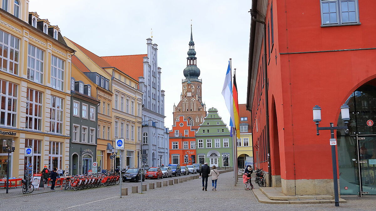 Der Greifswalder Dom St. Nikolai (Mitte) ist ein gotischer Backsteinbau und das Wahrzeichen der Hansestadt Greifswald. Der Dom ist auch die Taufkirche von Caspar David Friedrich, der 1774 in Greifswald geboren wurde.