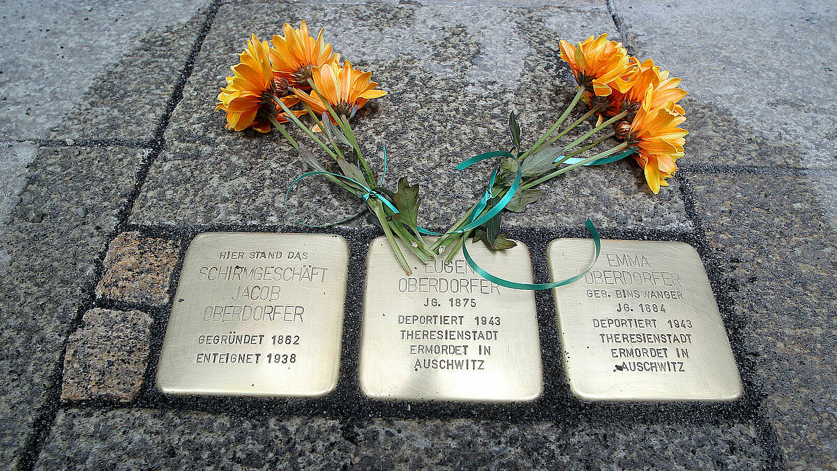 Stolpersteine in Erinnerung an die Deportationsopfer.