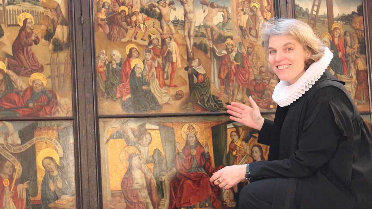 Hauptpastorin Astrid Kleist vor dem mittelalterlichen Altar in St. Jacobi