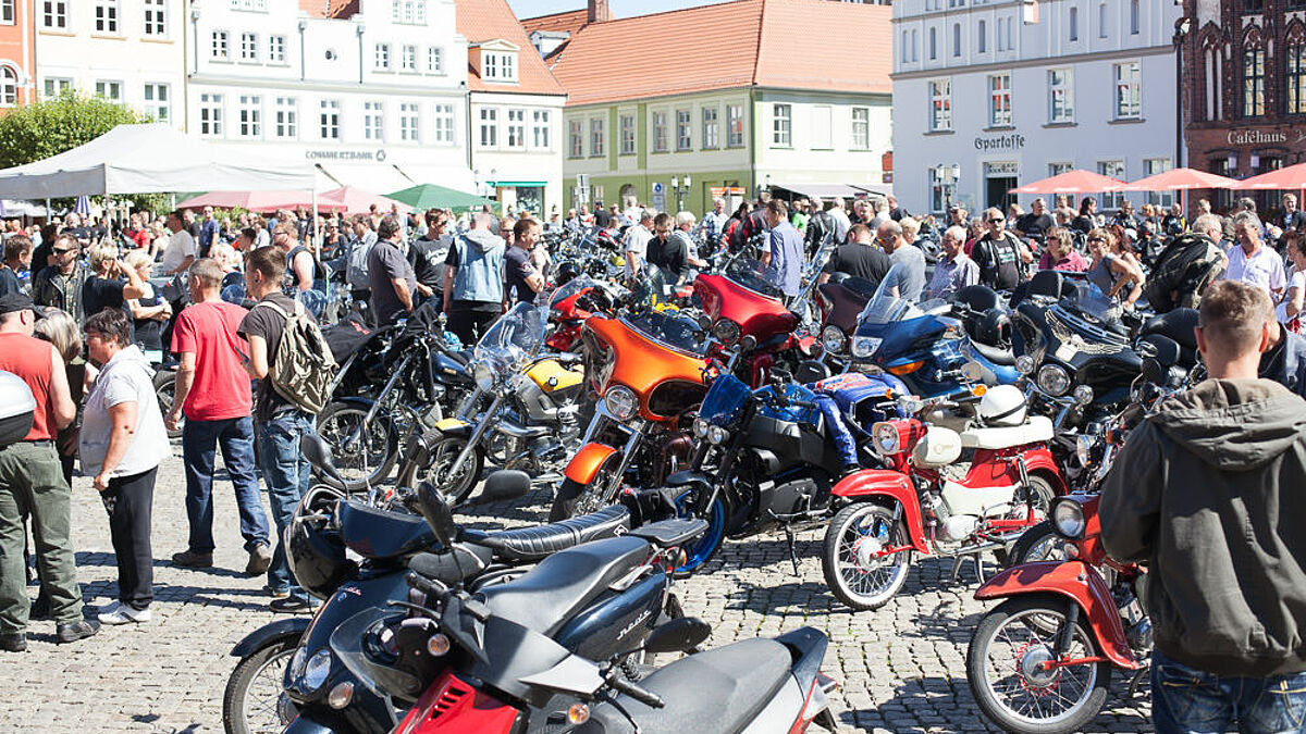 Auf dem Marktplatz blitzen bald wieder die Maschinen in der Sonne: Am 11. August feiern Biker:innen zum 12. Mal in Greifswald einen Motorradgottesdienst. 