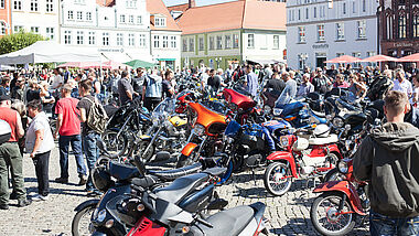 Motorräder auf dem Marktplatz, im Hintergrund Häuserfassaden