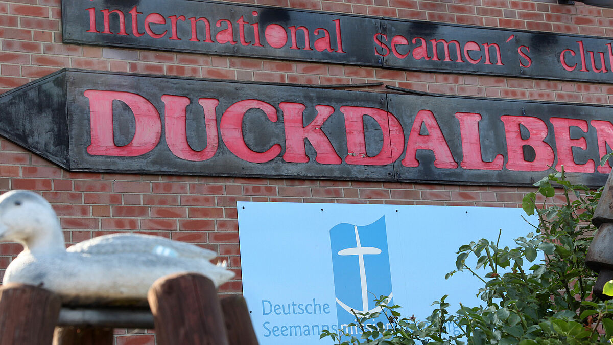 Der Seemannsclub DUCKDALBEN im Hamburger Hafen bietet Seeleuten aus aller Welt eine Möglichkeit, ihre Freizeit abseits der Schiffe zu verbringen und etwas Entspannung zu finden.