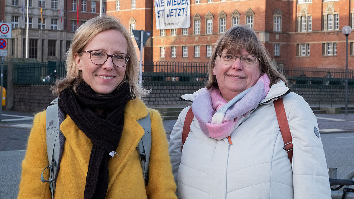 Bischöfin Nora Steen und Pröpstin Almut Witt auf dem Weg zur Kundgebung für Toleranz und Solidarität in Kiel.