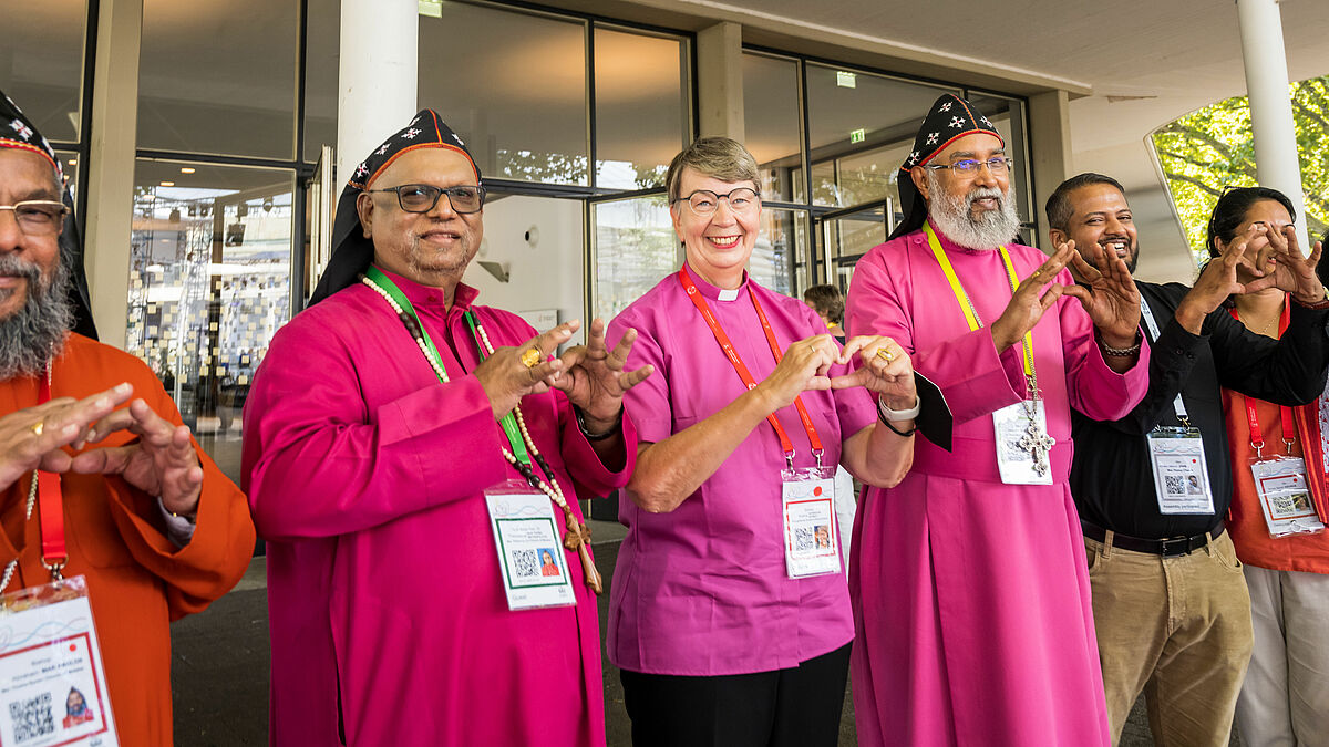 Solidarität in pink: Landesbischöfin Kristina Kühnbaum-Schmidt mit Geistlichen der Mar Thoma Church in Indien, unter anderem Bischof Mar Isaac Philoxenos und Dr George Mathews, Generalsekretär der Christian Conference of Asia in Chiangmai in Thailand. 