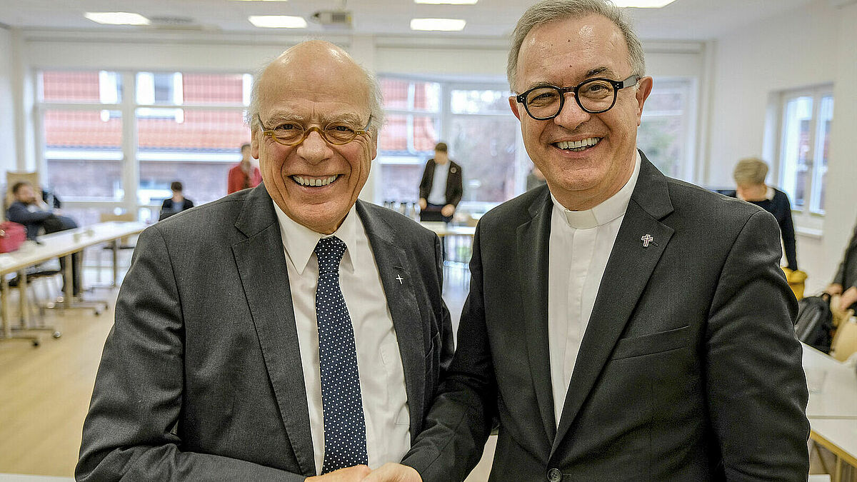 Nordkirchen-Landesbischof Gerhard Ulrich (l.) gratuliert dem württembergische Landesbischof Frank Otfried July, der zum neuen Vorsitzenden des Deutschen Nationalkomitees der Lutherischen Weltbundes gewählt worden ist.