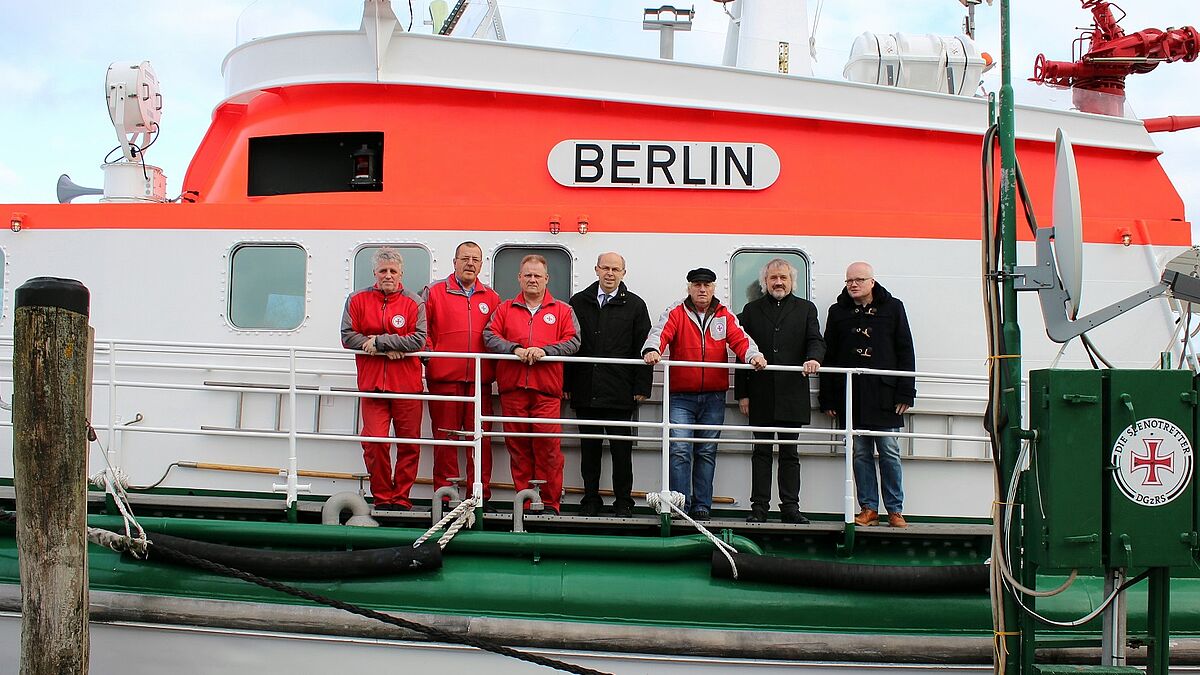 Auf dem Seenotrettungskreuzer "Berlin" trafen sich (v.l.) 3. Maschinist Henry Hildebrandt, 2. Vormann Gerhard Fries, 2. Maschinist Peter Klink, Bischof Magaard, 3. Vormann Karl-Heinz (Heinzi) Bittner sowie Propst Faeling und Notfallseelsorger Dr. Conrads