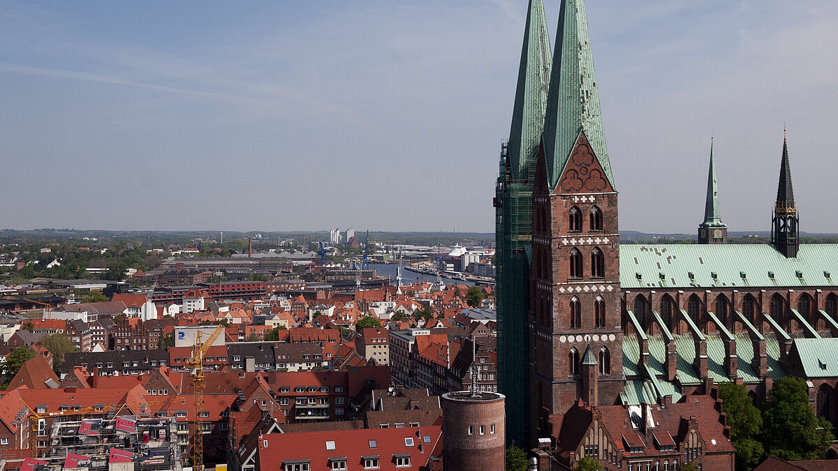 Die Marienkirche in Lübeck steht seit mehr als 800 Jahren im Herzen Lübecks. Sie ist an 365 Tagen im Jahr für Besucher und Besucherinnen geöffnet.