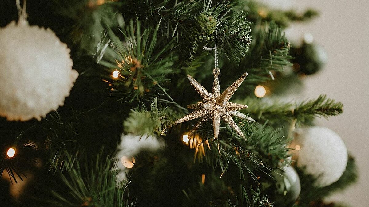 Weihnachtlich geschmückter Baum