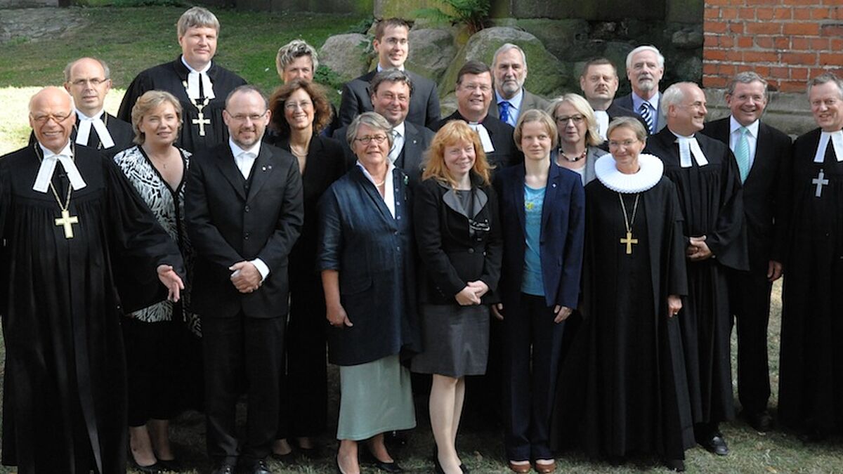 Landesbischof Gerhard Ulrich (li. vorn) und Mitglieder der Kirchenleitung der Nordkirche vor dem Schweriner Dom anlässlich der feierlichen Einführung in ihr Amt am 25. August 2013