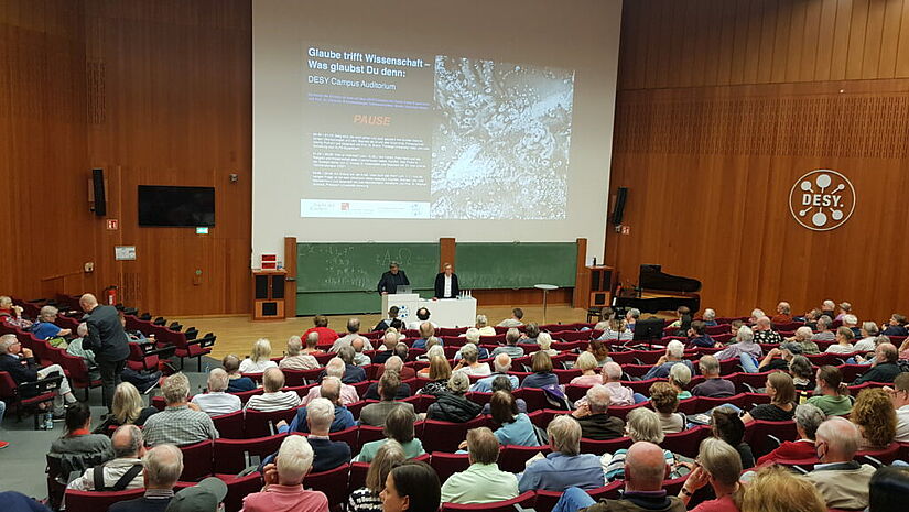 Im DESY Campus Auditorium sprachen Teilchenphysiker Christian Schwanenberger und Pastor Frank Engelbrecht mit Gästen zu "Was ist Wahrheit? (Joh. 18,38.). Von Fakten, Fake News und wie Religion und Wissenschaft beim Unterscheiden helfen".