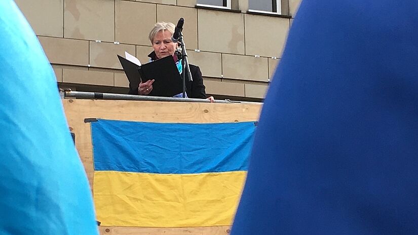 Bischöfin Fehrs auf der Friedensdemo anlässlich des Kriegs in der Ukraine