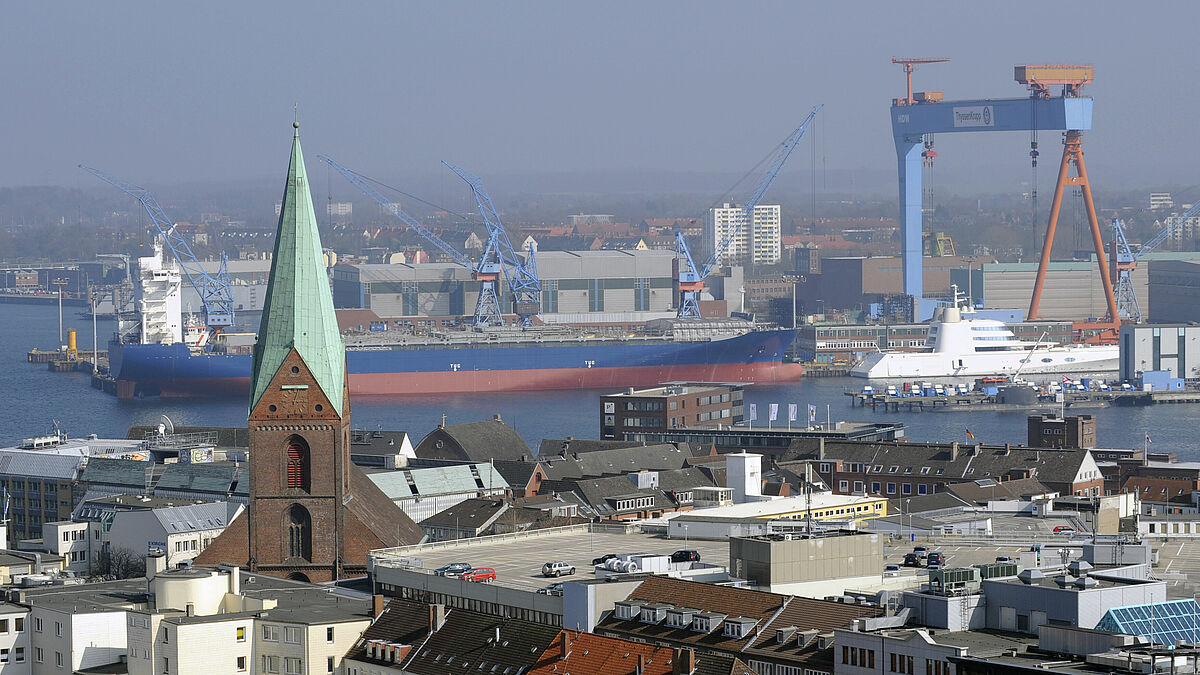 Die evangelische Nikolaikirche am Alten Markt ist die Hauptkirche von Kiel und das älteste erhaltene Gebäude der Stadt. Der gotische Hallenbau der Nikolaikirche wurde im 13. Jahrhundert errichtet und 100 Jahre später nach dem Vorbild der Petrikirche in Lübeck umgebaut und mit einem langen Chor versehen. 