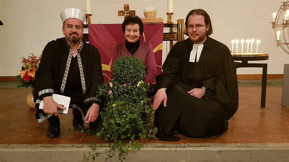 Beten gemeinsam für den Frieden: Hodscha Munir Camlı (Moschee Steilshoop), Gemeindereferentin Renata Kustusz (kath. Kirchengemeinde St. Johannis), Pastor Dr. Andreas Holzbauer (ev.-luth. Martin Luther King-Kirchengemeinde Steilshoop)