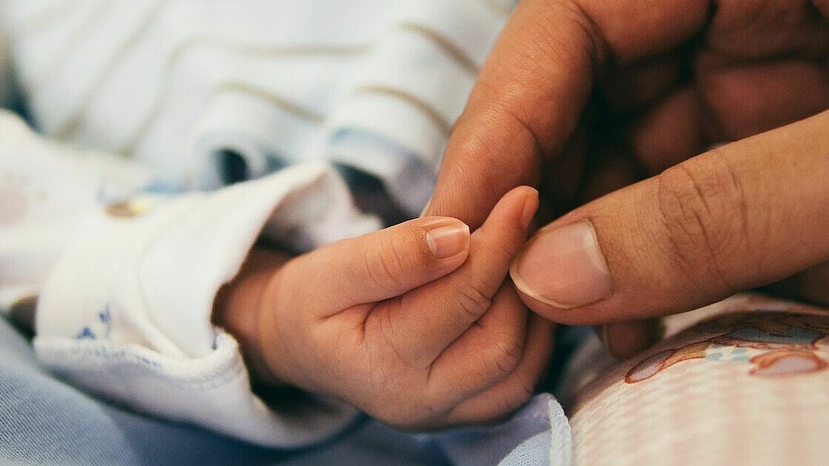 Der Start ins Leben außerhalb des Mutterbauches ist für Frühchen besonders schwer. Mit der Lichtinstallation soll auf die Situation dieser Kinder und ihrer Eltern aufmerksam gemacht werden. 