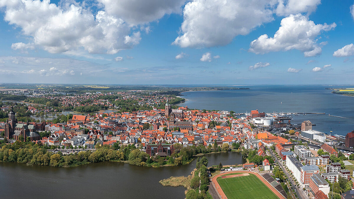 Luftaufnahme der Hansestadt Stralsund (Mecklenburg-Vorpommern).