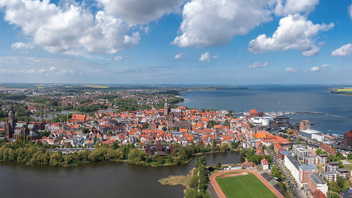 Luftaufnahme der Hansestadt Stralsund (Mecklenburg-Vorpommern).