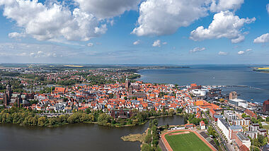 Luftaufnahme der Hansestadt Stralsund (Mecklenburg-Vorpommern).