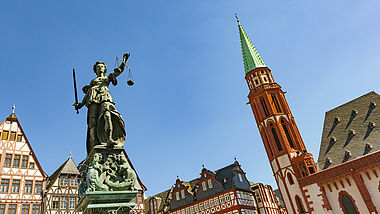 Lady Justice-Skulptur am Römerberg 