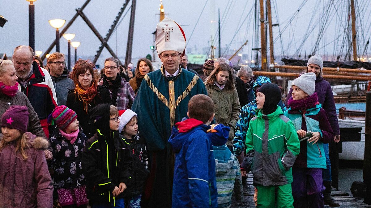 Bischof Magaard schlüpft gerne mal in die Rolle des Nikolaus, um Kindern eine Freude zu machen. In den vergangenen Jahren kam er so verkleidet immer am 6. Dezember im Flensburger Museumshafen an (Archiv).  