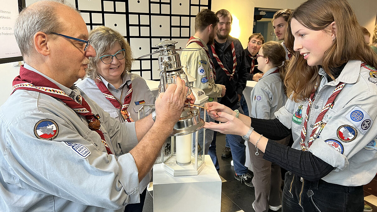 Thorsten Zenk, Silke Tucholka und Lilli Blauermel (von links) organisieren die Friedenslicht-Aktion für den VCP in Schleswig-Holstein.