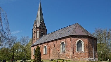 Die im 12. Jahrhundert erbaute Kirche St. Michael in Welt auf Eiderstedt öffnet ab 15. Juli 2024 wieder ihre Türen für die Sommerkirche.