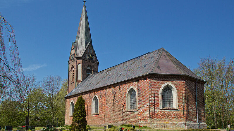 Die im 12. Jahrhundert erbaute Kirche St. Michael in Welt auf Eiderstedt öffnet ab 15. Juli 2024 wieder ihre Türen für die Sommerkirche.