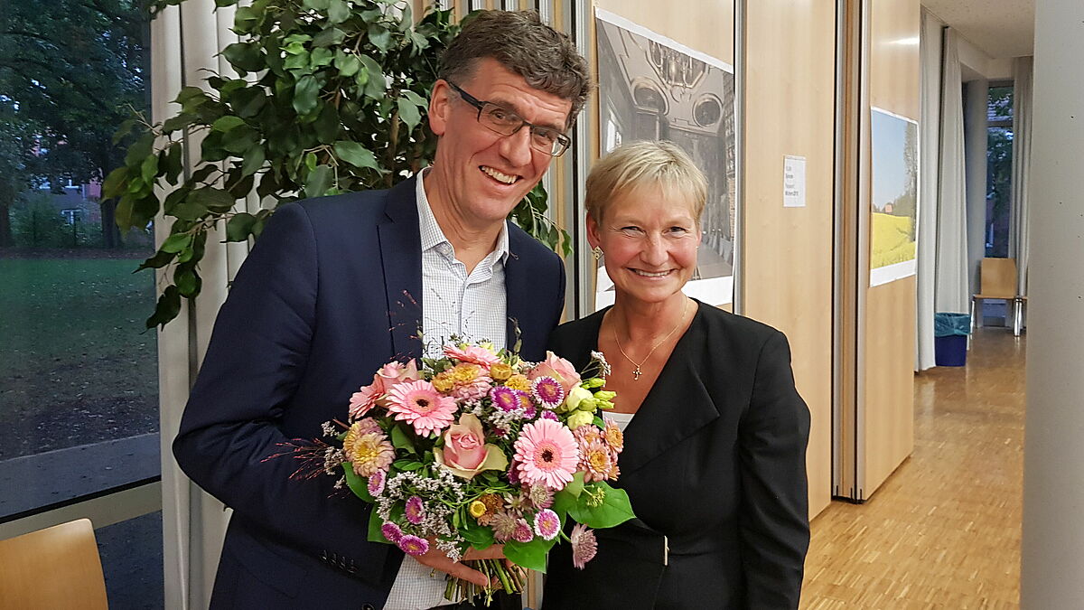 Bischöfin Kirsten Fehrs gratuliert dem neu gewählten Propst Axel Matyba.