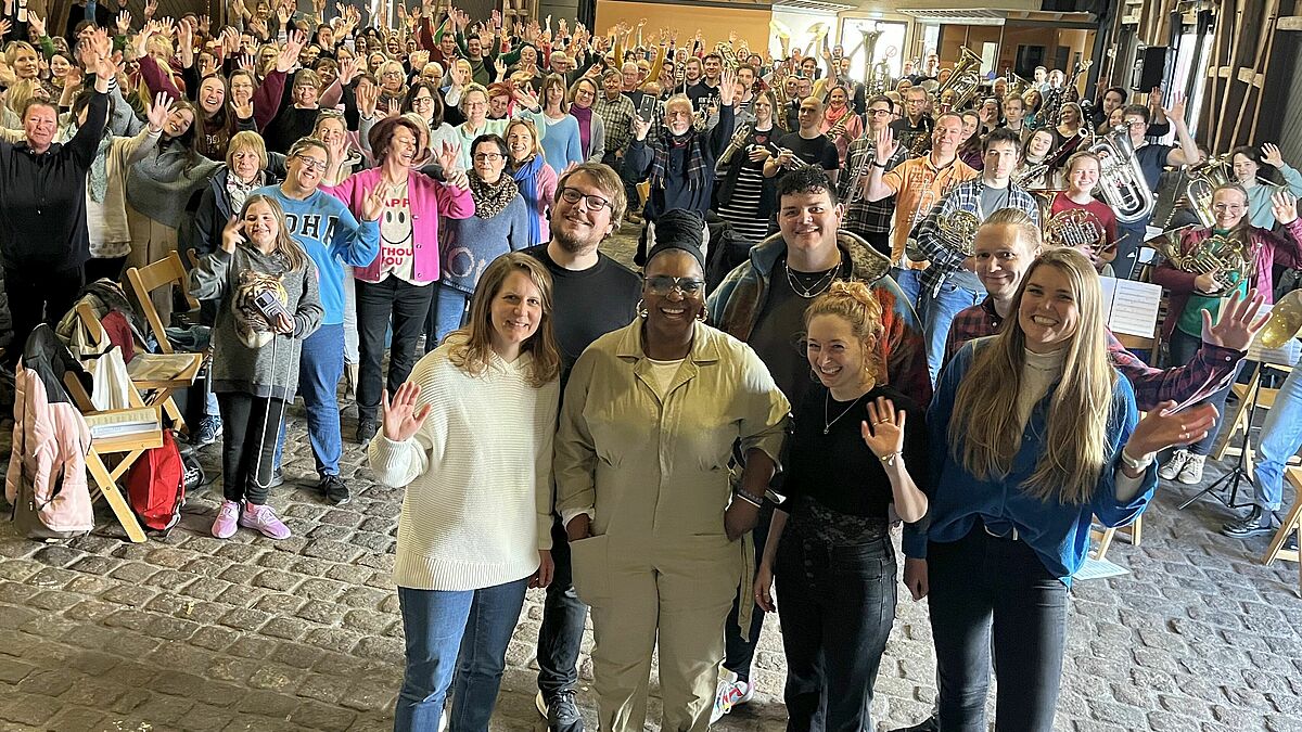 Sie hatten eine tolle Chorprobe: In der vorderen Reihe sind zu sehen (von links): Lena Sonntag (Leiterin des Meerklang Chores), Sängerinnen Bongiwe Melunga und Julia Scheeser, Hanna Laackmann (Leiterin der Lighthouse Singers) Hinten: Popkantoren Christoph Liedtke (links) und Nathanel Kläs mit ESC-Kandidat Isaak (Mitte). 