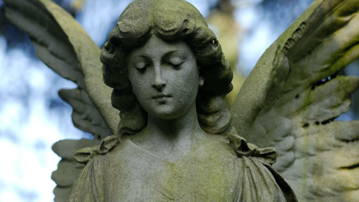 Engelsstatue auf einem Friedhof